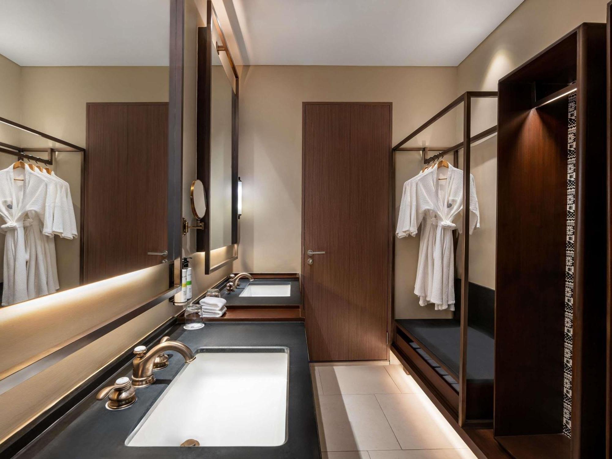Suite Familiale avec 1 Lit King-Size et 2 Lits Simples - Vue sur Mer