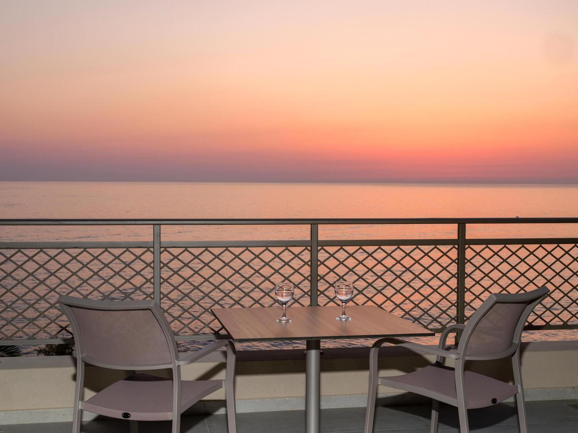 Chambre Familiale Confort - Vue sur Mer - Espace Enfants Visuellement Séparé
