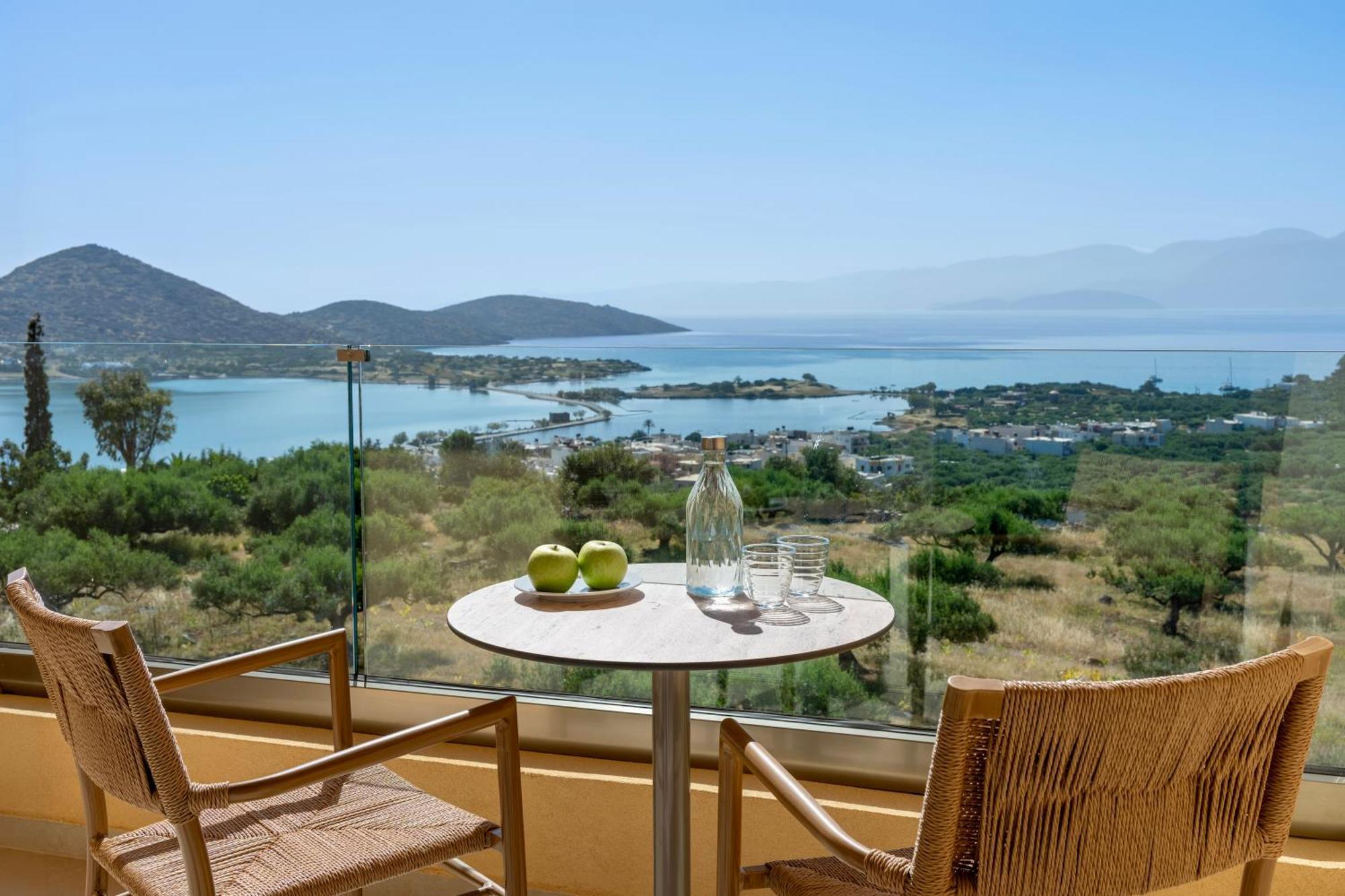 Deluxe Suite with Panoramic Sea View and Shared Pool