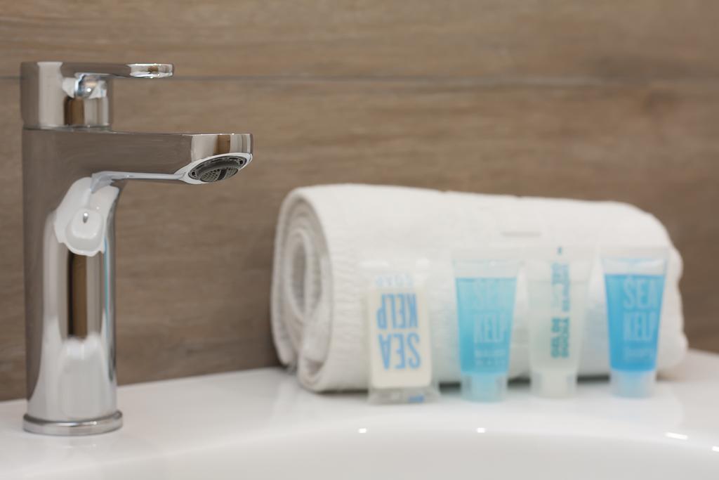 Chambre Lits Jumeaux avec Lit d'Appoint - Vue sur Piscine