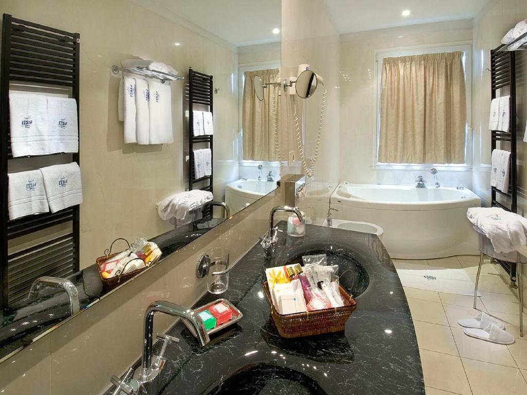 Suite with Spa Access (2 Adults),32194132:JPEG