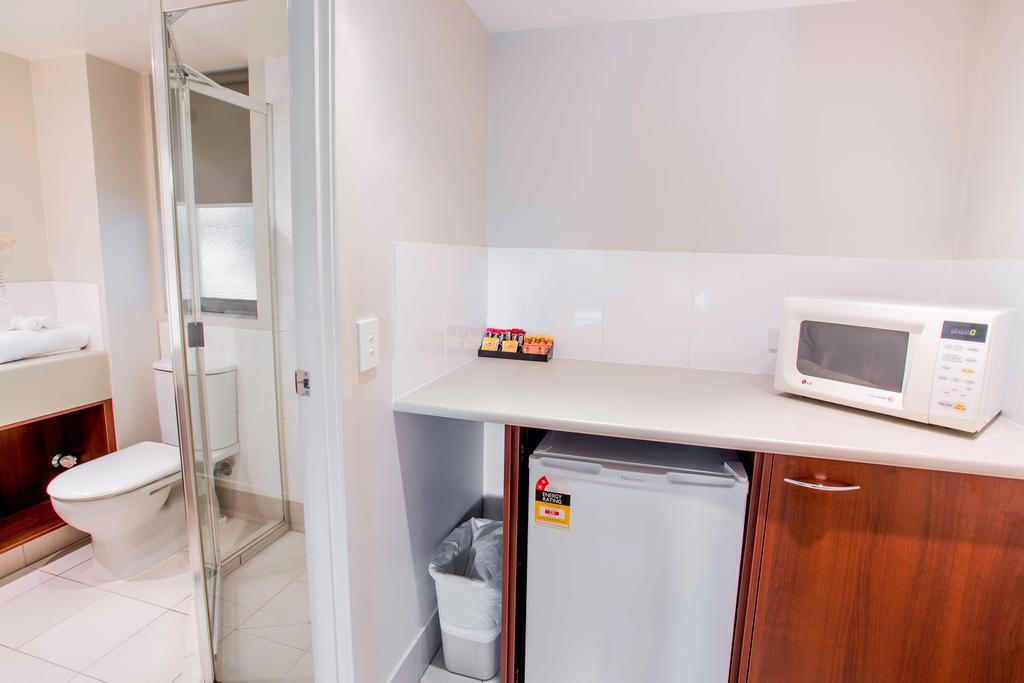 Queen Motel Room,708641461:JPEG