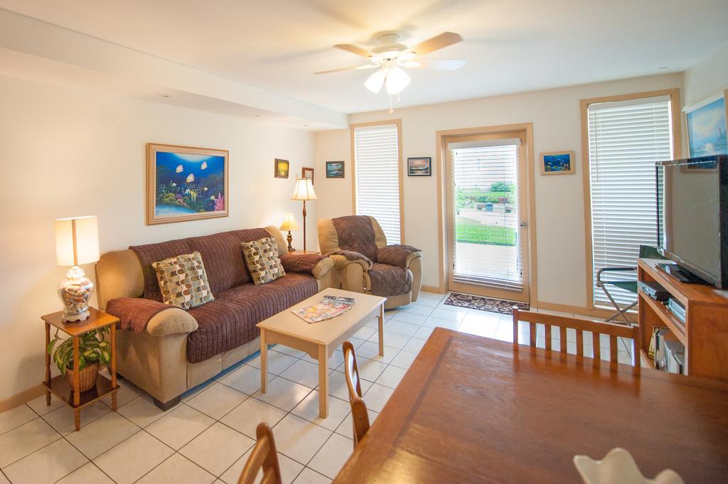 Two-Bedroom Condo,406879857:JPEG