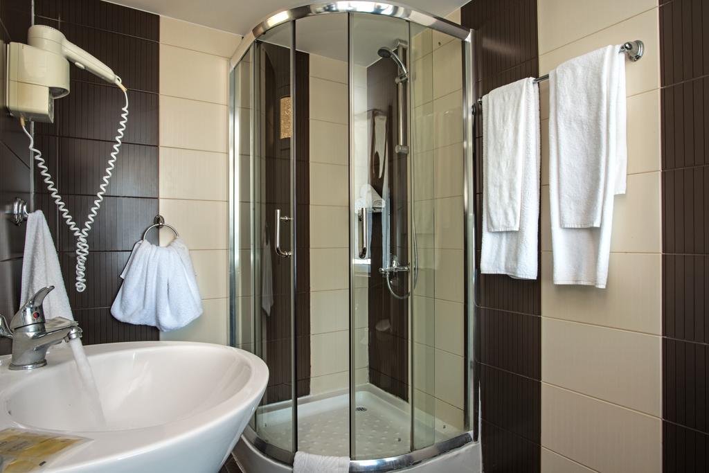 Double or Twin Room (2 Adults + 1 Child)