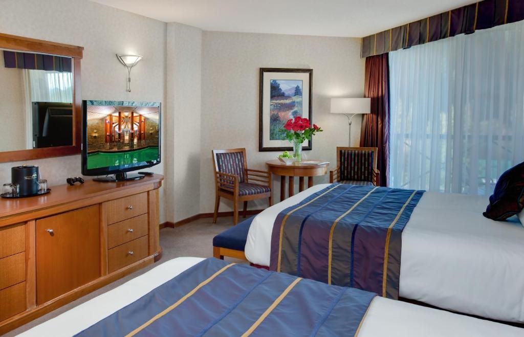 Queen Room with Two Queen Beds and Mountain View,325905487:JPEG