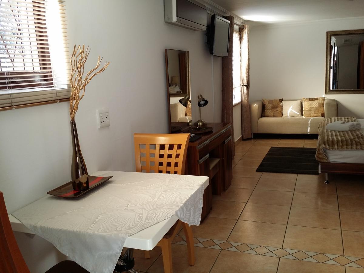 Suite,670441572:JPEG