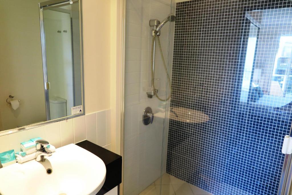 Deluxe Two-Bedroom Apartment with Garden View