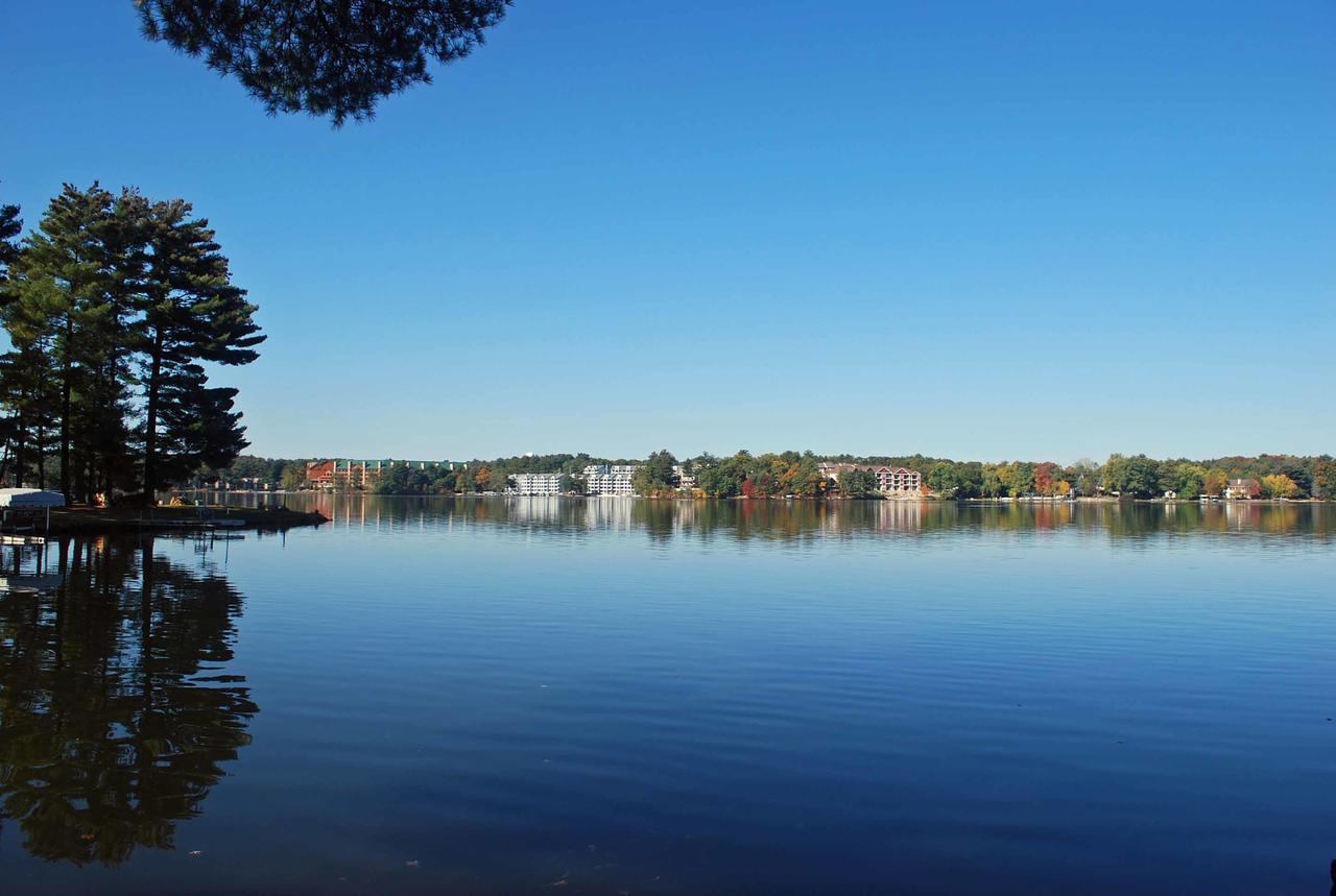 Family Room with Lake View,1416476925:JPEG