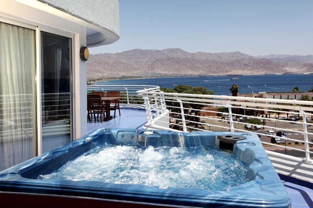 Suite Caraïbes 3 Chambres avec Grande Terrasse, Bain à Remous et Kitchenette - 100 m²