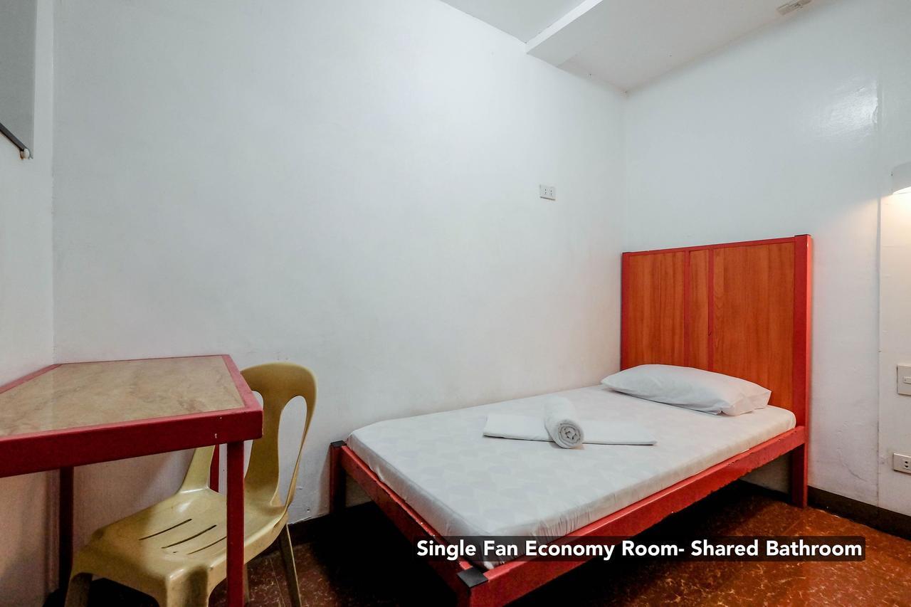 Hébergement Simple Économique avec Ventilateur et Salle de Bains Commune