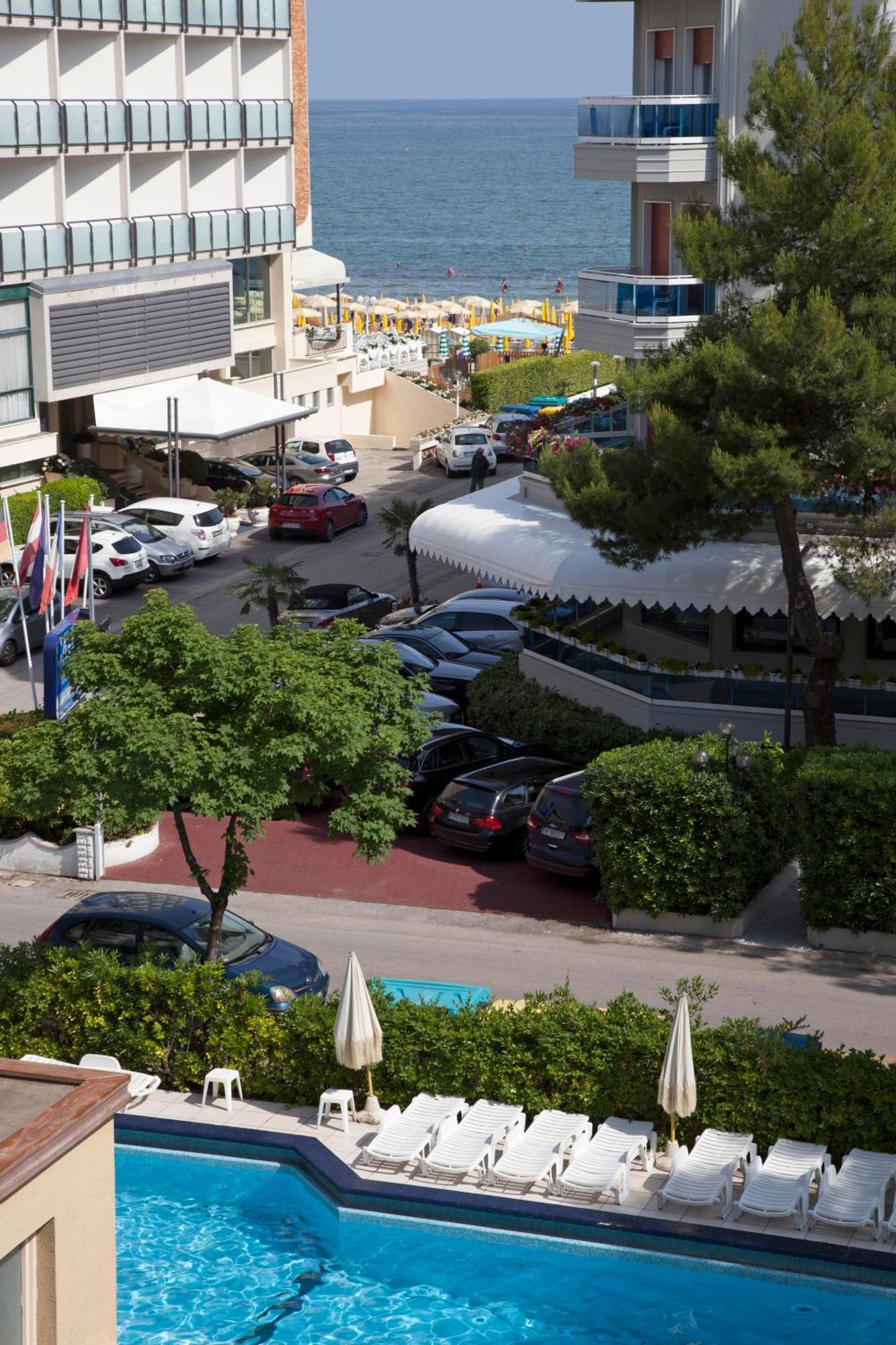 Two Connecting Double Rooms with Balcony and Sea View