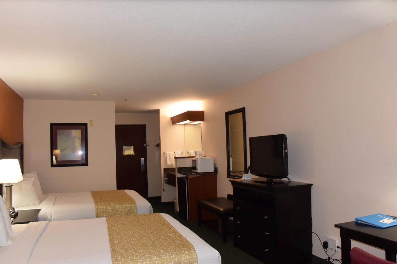 Queen Room with Two Queen Beds - Pet Friendly,765702313:JPEG