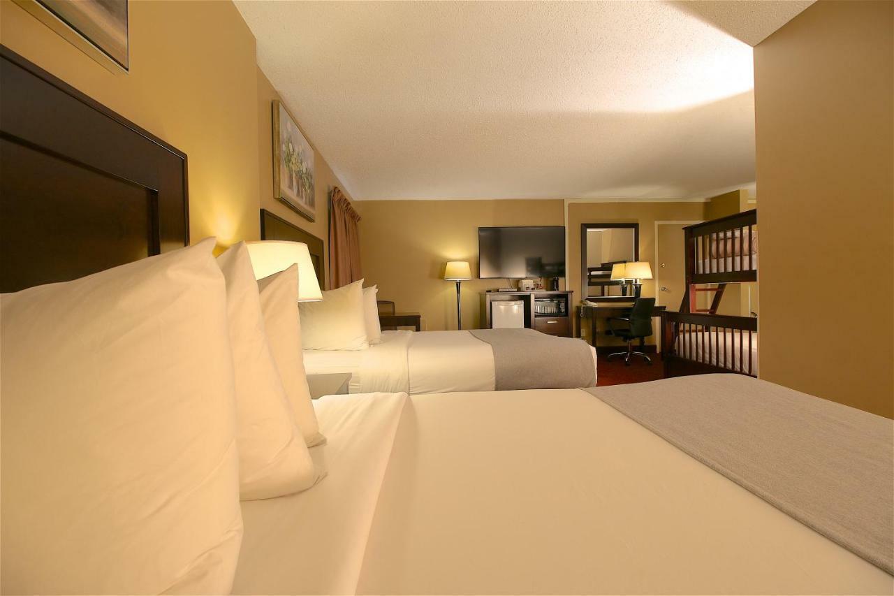 Queen Suite Two Queen Beds Bunk Beds Non-Smoking