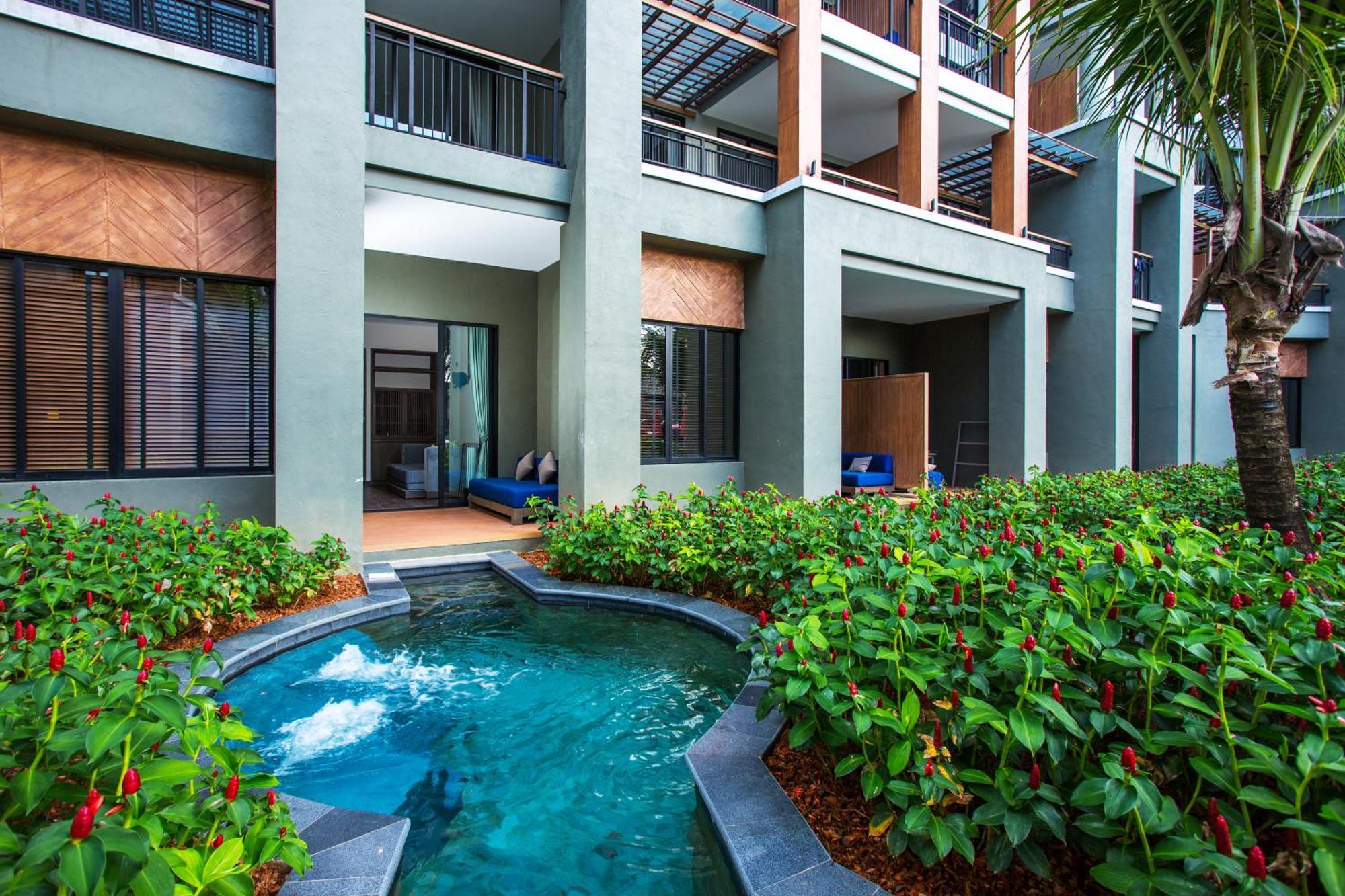 Deluxe Suite Pool Access - Jacuzzi