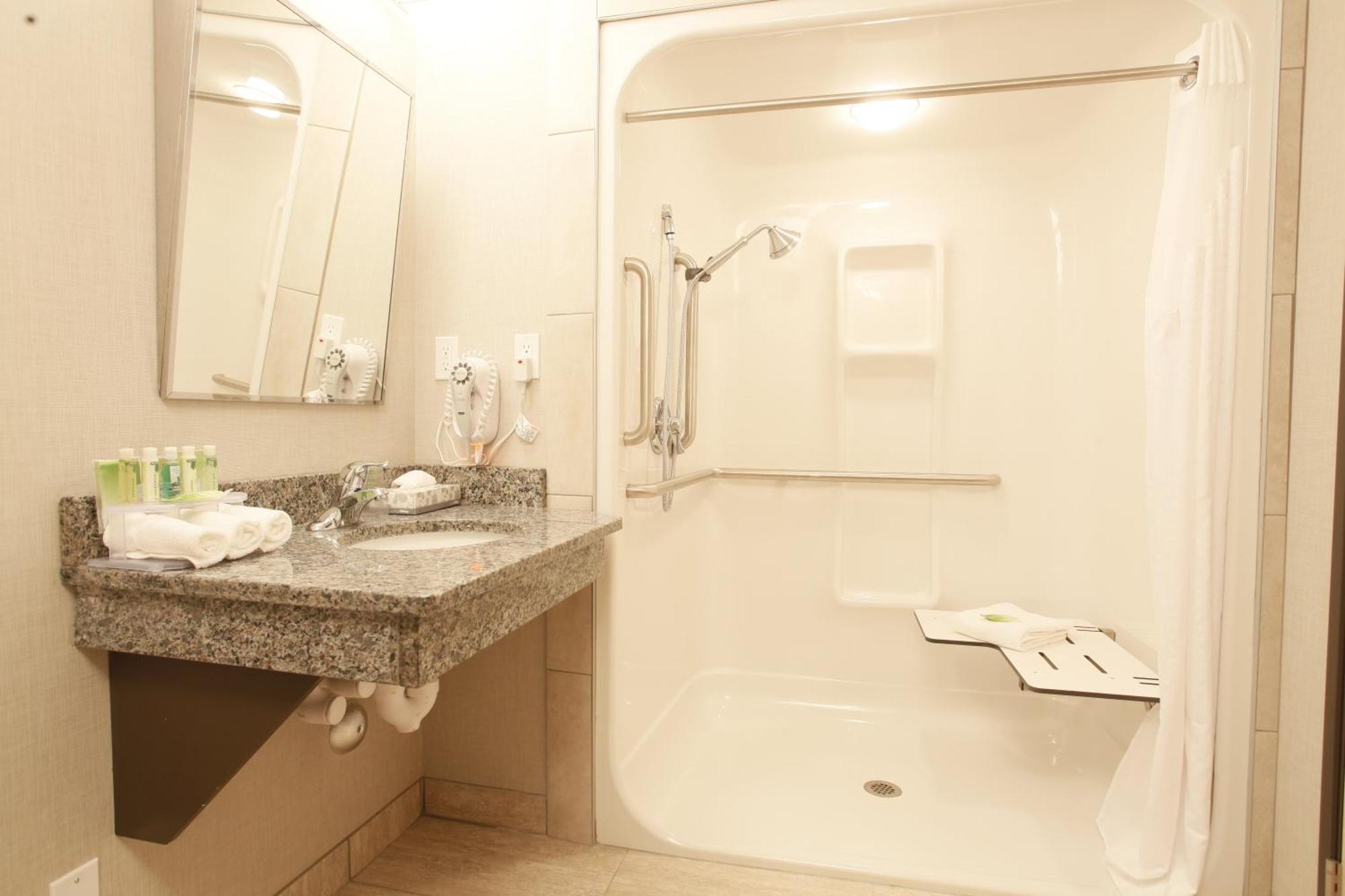 King Room - Mobility Access Roll in Shower/Non-Smoking,826078562:JPEG