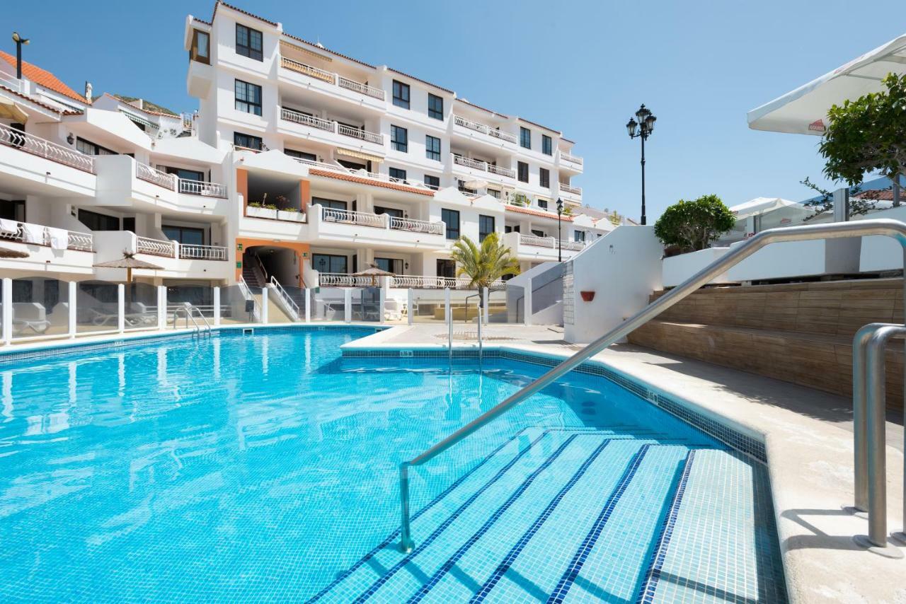 One-Bedroom Sunny Apartment Pool View