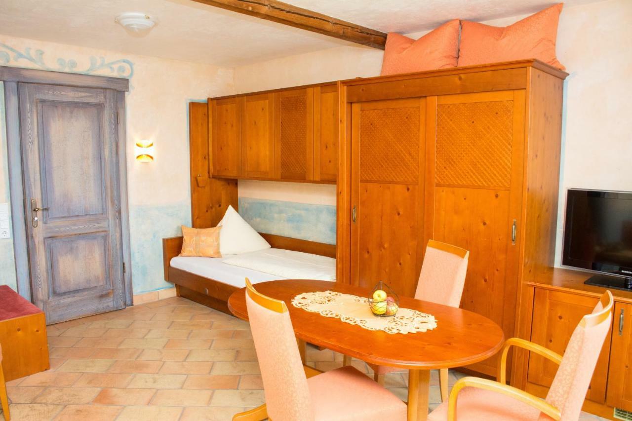 Family Room,831038996:JPEG