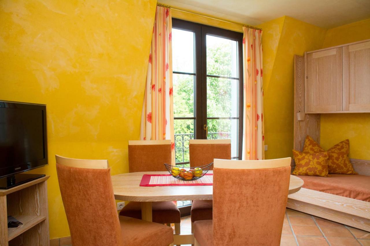 Small Suite,831039560:JPEG