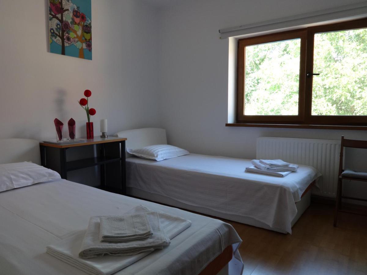 Chambre Lits Jumeaux avec Salle de Bains Commune