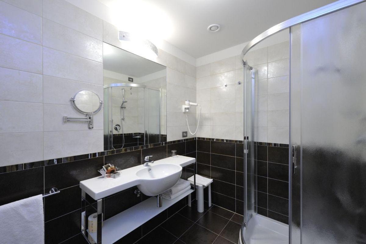 Double Room with Balcony,977037172:JPEG
