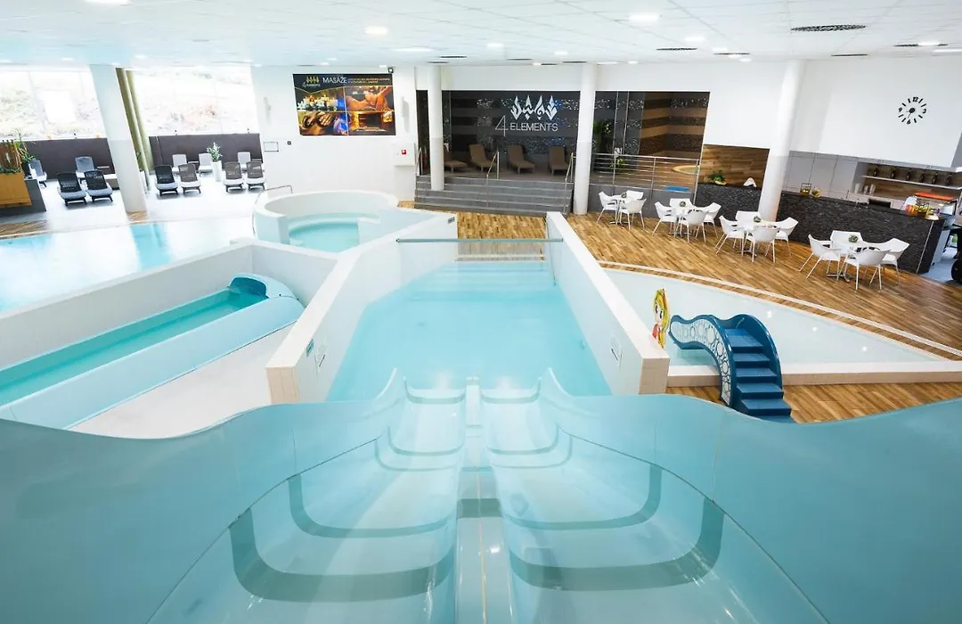 Atrium Hotel - Family Friendly-1