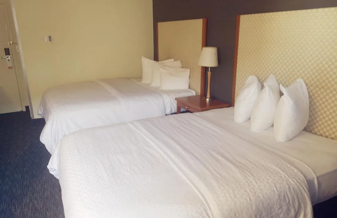 Travelodge By Wyndham Edmonton West-1