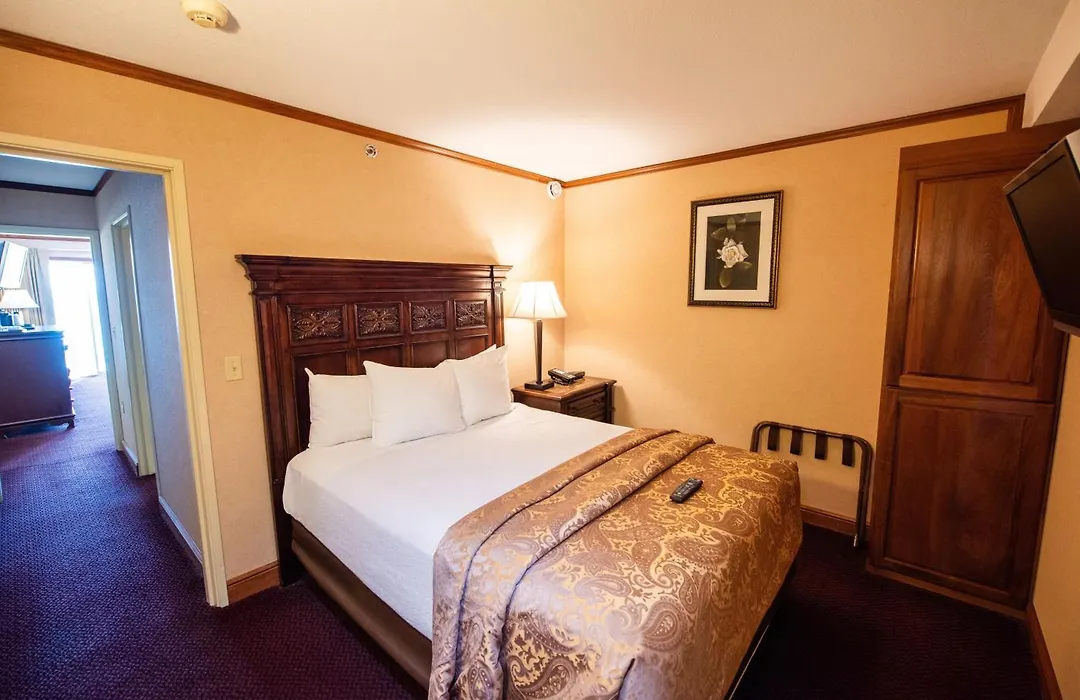 Hamilton Inn Select Beachfront Mackinaw City-1