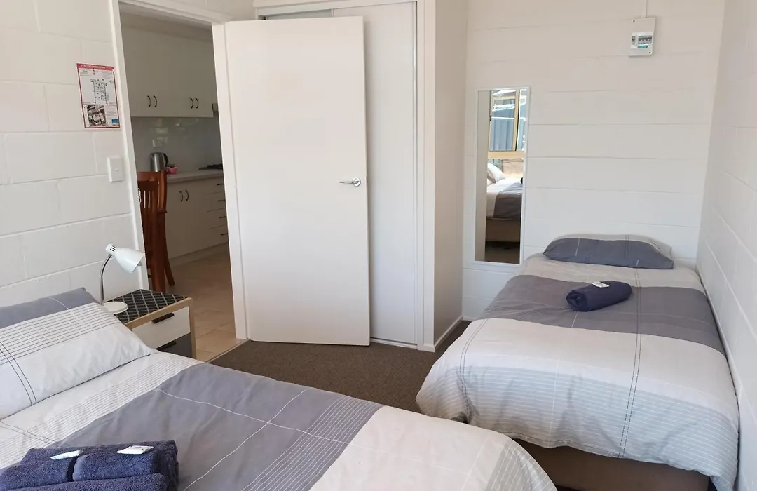 Grandeur Holiday Units-1