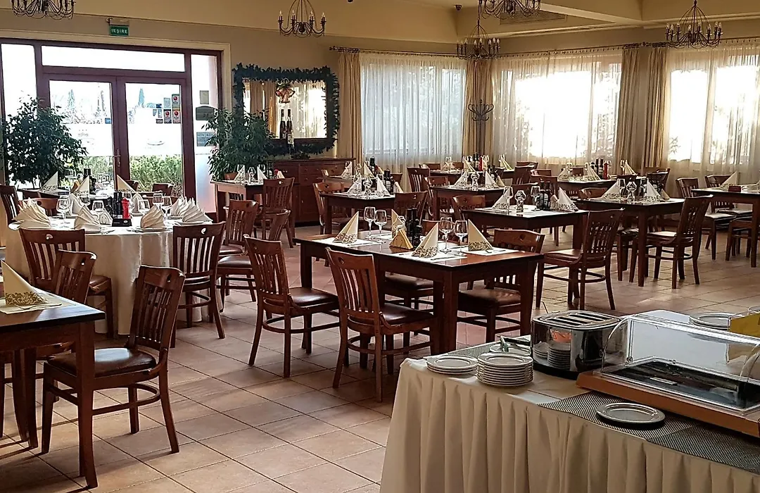 Garden Club - Hotel & Restaurant - Free Outdoor Pool & Parking-1