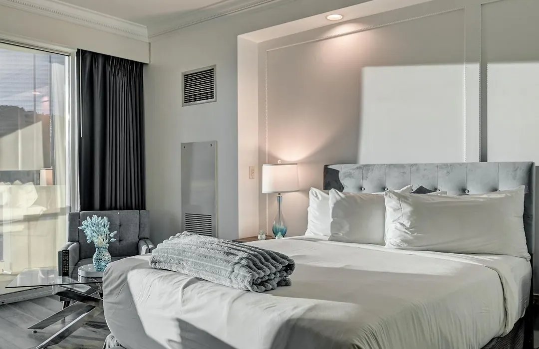 Lucky Gem Penthouse & Luxury Suites At Mgm Signature Resort, Balcony Strip View 1607-1