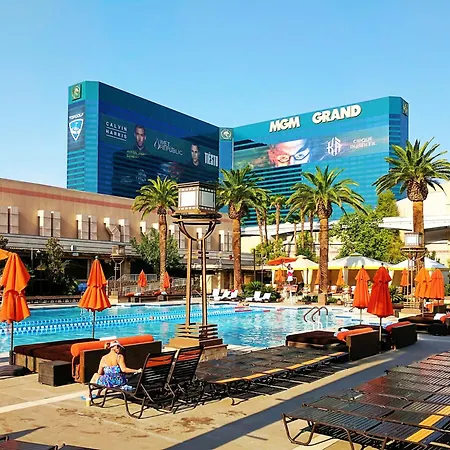 Strip & Sphere View - Separate Living Room - 2 Full Bath - Full Kitchen - Balcony - 900 Sqft - Mgm Signature-3