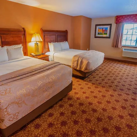 Hamilton Inn Select Beachfront Mackinaw City-3