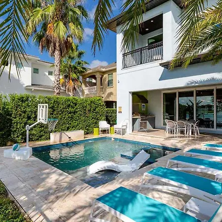 Stunning Mansion! Epic Game Room, Secret Rooms Infinity Pool-2