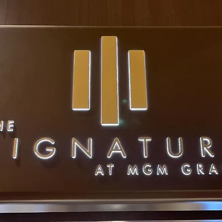 Mgm Signature Deluxe Balcony Strip View Suite-2