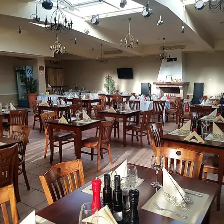 Garden Club - Hotel & Restaurant - Free Outdoor Pool & Parking-3