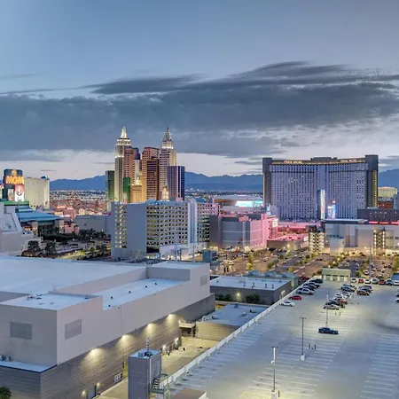 Lucky Gem Penthouse & Luxury Suites At Mgm Signature Resort, Balcony Strip View 1607-3
