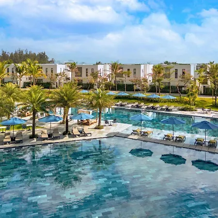 Wyndham Royal Beachfront Resort & Spa Danang-3